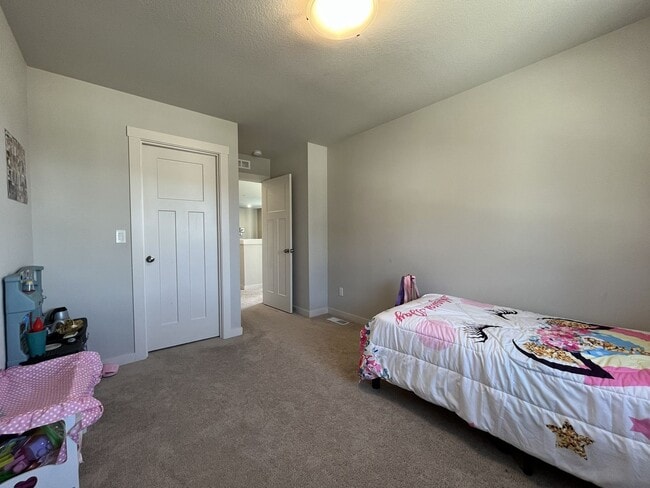 Building Photo - Spacious 5BR Home Near Mountainside High School with Loft, Balcony & Large Kitchen