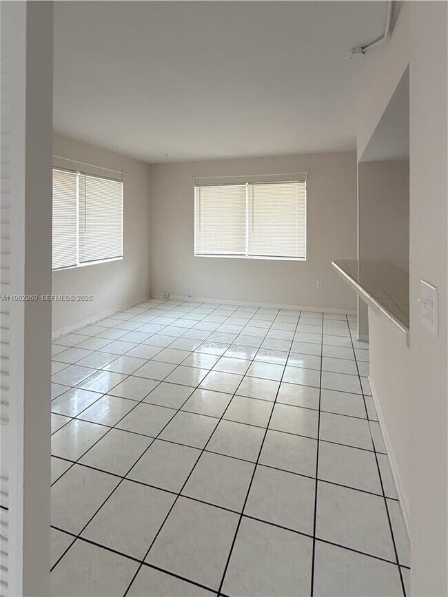 Building Photo - 305 Navarre Ave