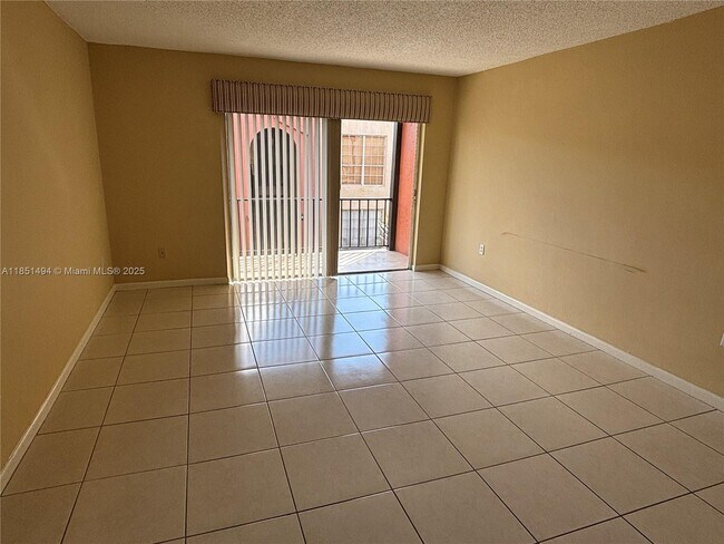 Building Photo - 10810 N Kendall Dr