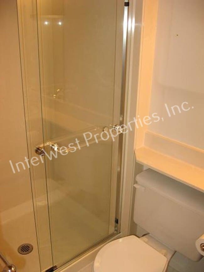 Building Photo - 3 BR Townhome- Wonderful Privacy Deck in Beaverton with 1 Car Garage & A/C!