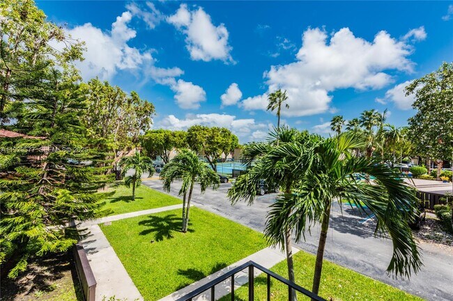 Building Photo - 10784 N Kendall Dr