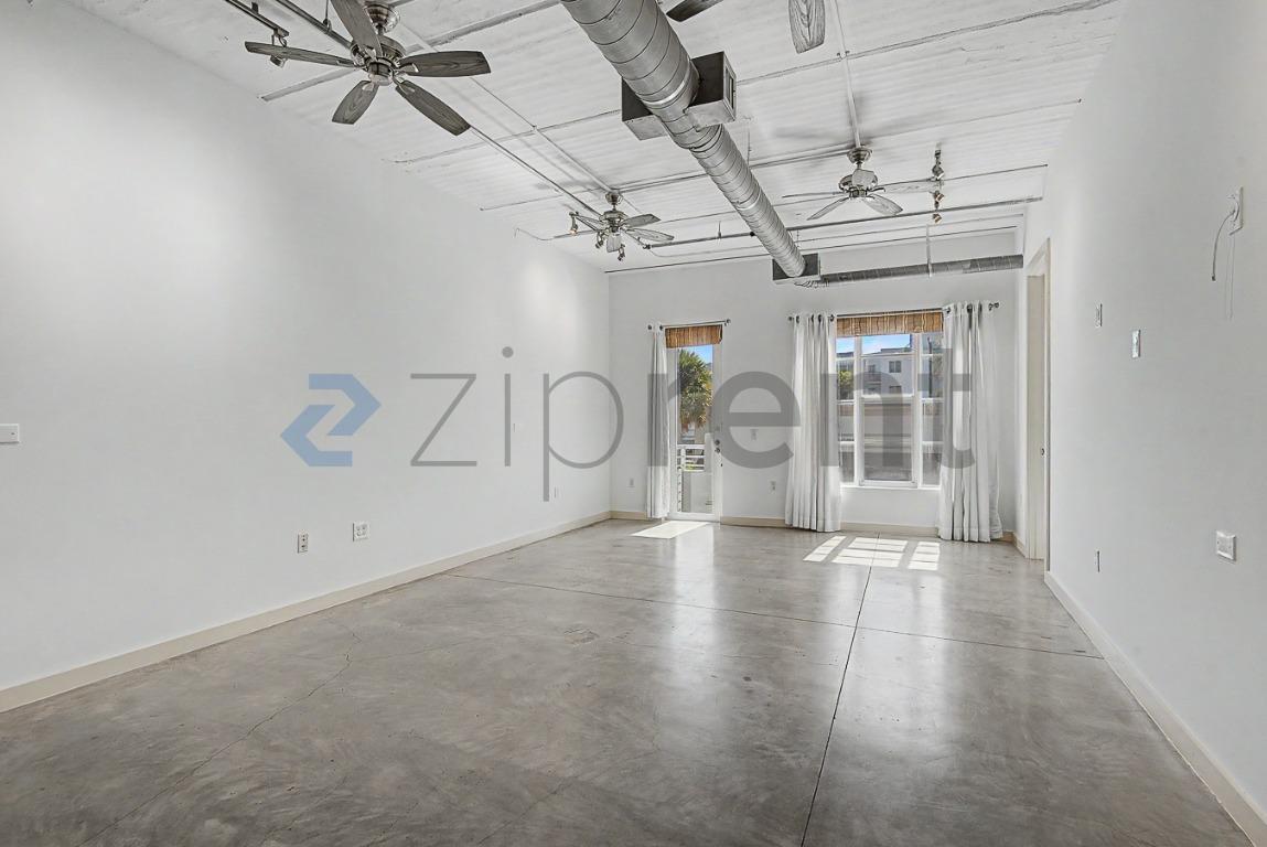 Building Photo - Unit 203