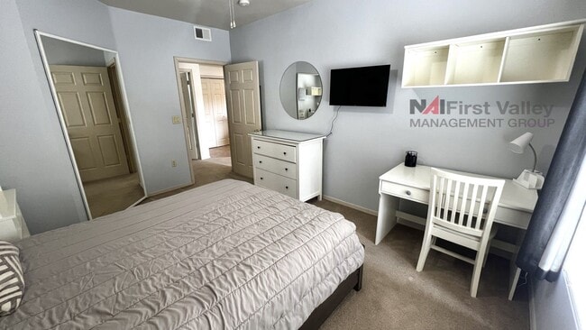 Building Photo - 1 Bedroom, 1 Bath Executive