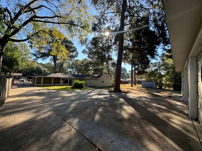 Building Photo - Large lot in Southern Hills....