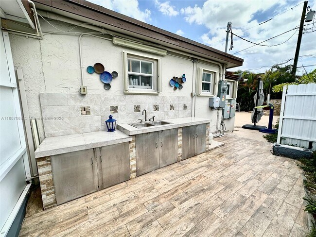 Building Photo - 660 W 70 Pl