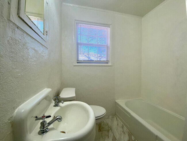 Building Photo - Ave G-5009