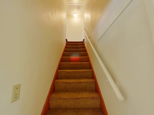 Building Photo - 5 bedroom house near campus! 2 Months free rent!