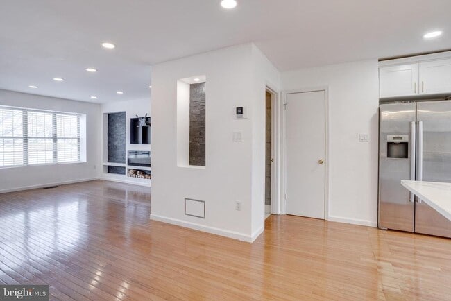 Building Photo - 5809 Waterdale Ct