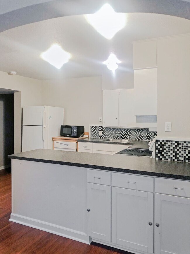 Building Photo - 824 S L St