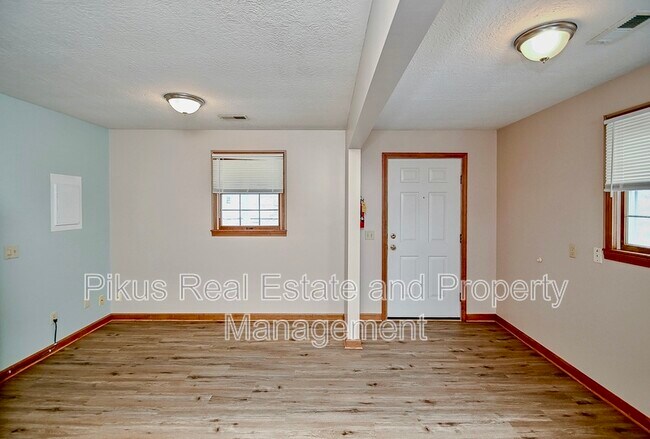 Building Photo - 711-713 N Main St