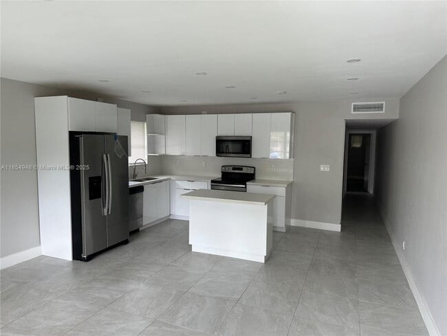 Building Photo - 2 bedroom in Hollywood FL 33021