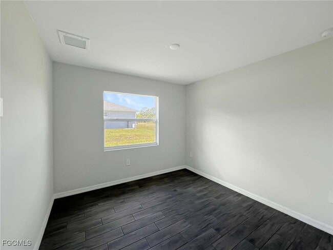 Building Photo - 1306 W 12th St