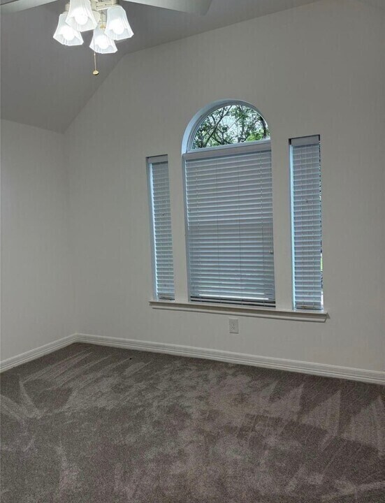 Building Photo - 3818 Treasure Island Dr