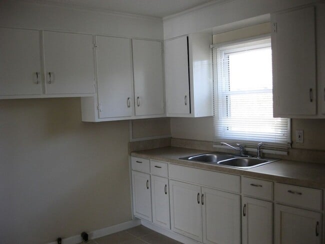 Building Photo - Cozy home