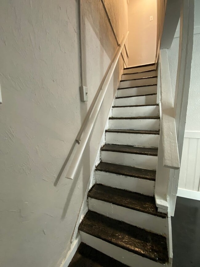 Building Photo - Cozy 3 bedroom in East York