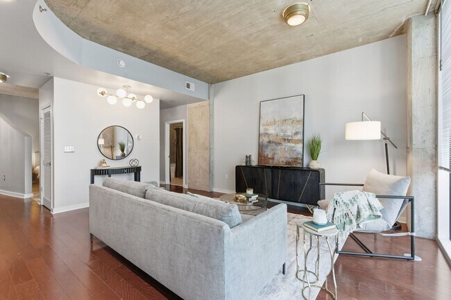 Building Photo - Great price on 9th Floor of Encore Building Downtown Nashville. One Bed One Bath. Resort style am...