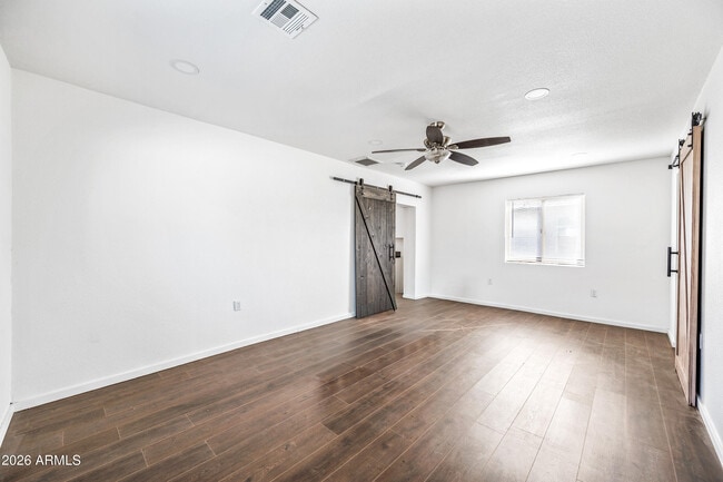 Building Photo - 330 N 15th St