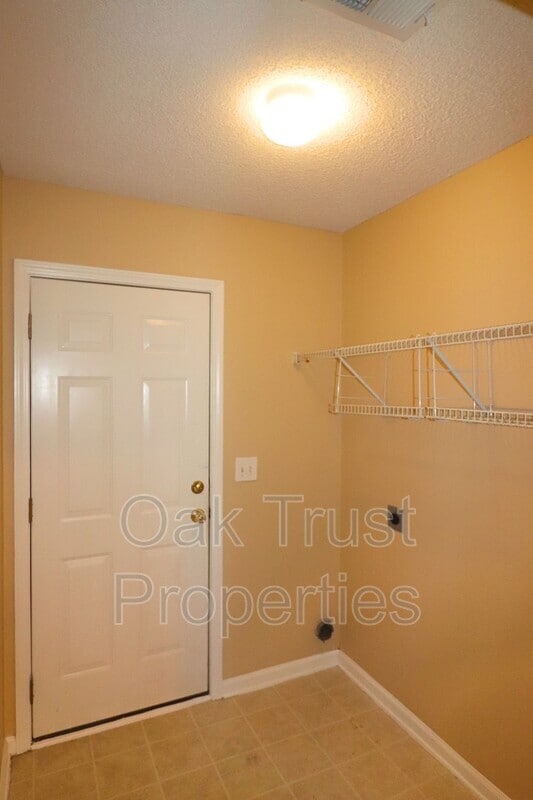 Building Photo - 538 Holiday Dr