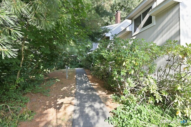 Building Photo - 10 Partridge Ct