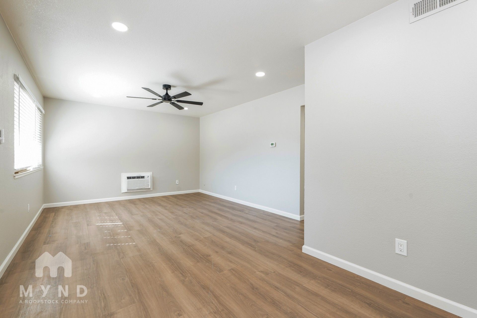 Building Photo - 905 Carro Dr