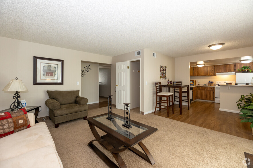 2BR, 2BA - 1,020SF - Living Room - Elk Ridge