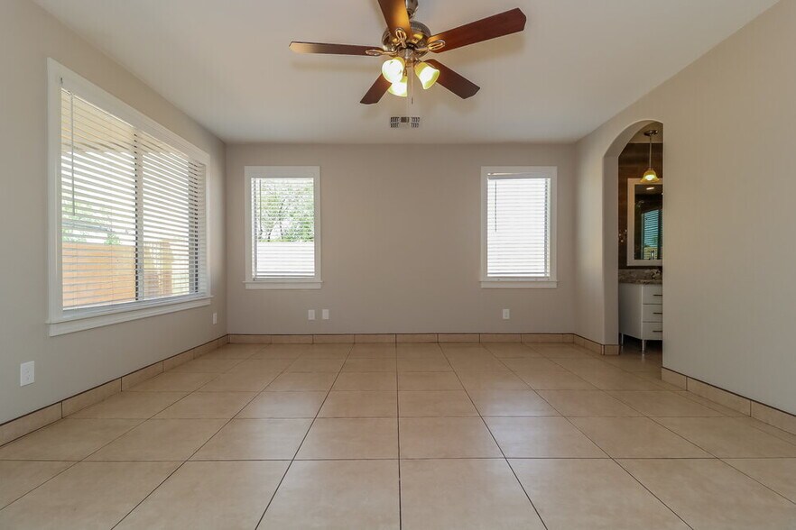 Building Photo - 1616 S 82nd Dr