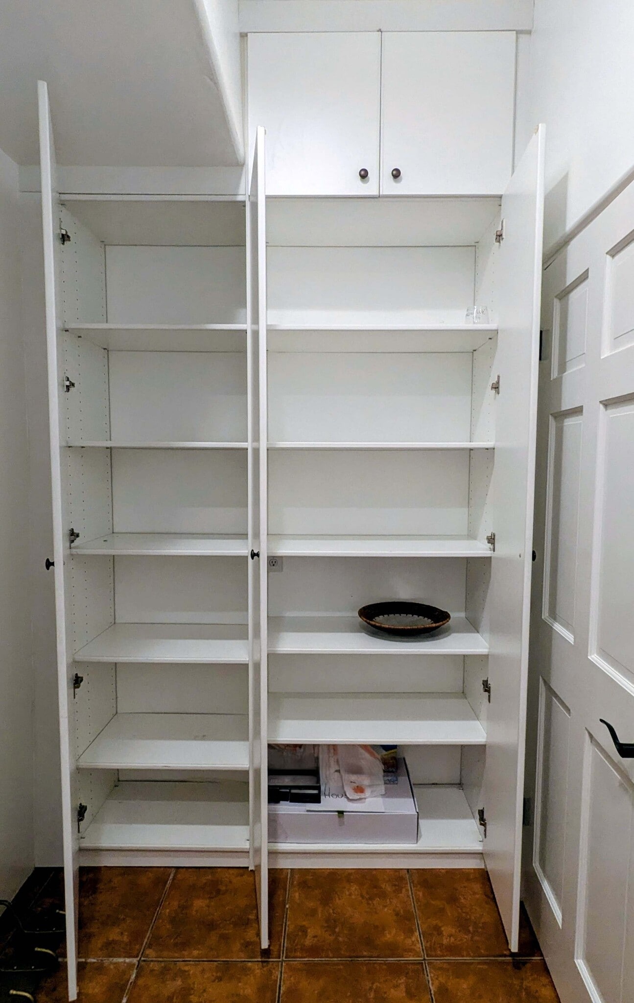 Secondary pantry/linen storage - 25648 Timpangos Dr