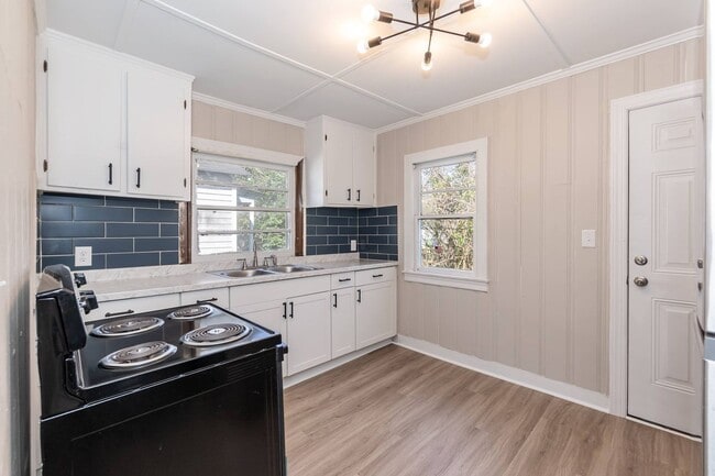 Building Photo - 1220 Battle St