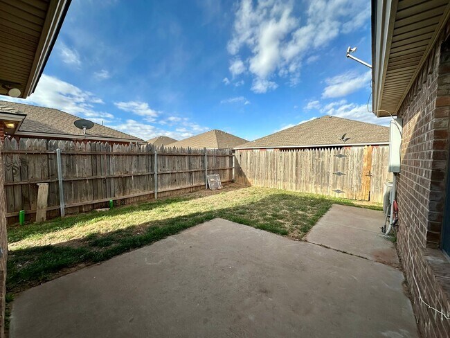 Building Photo - Duplex Available in North by Northwest!