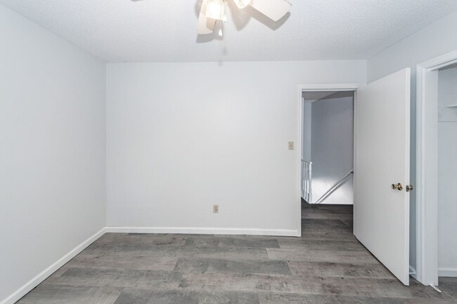 Building Photo - 2 Bedroom, 1.5 Bathroom Townhome - Summerville