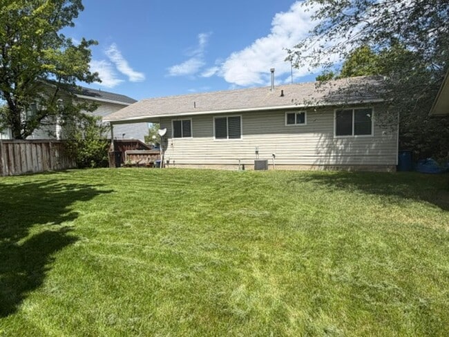 Building Photo - Cozy PG 3-Bedroom -- Large Fenced Yard