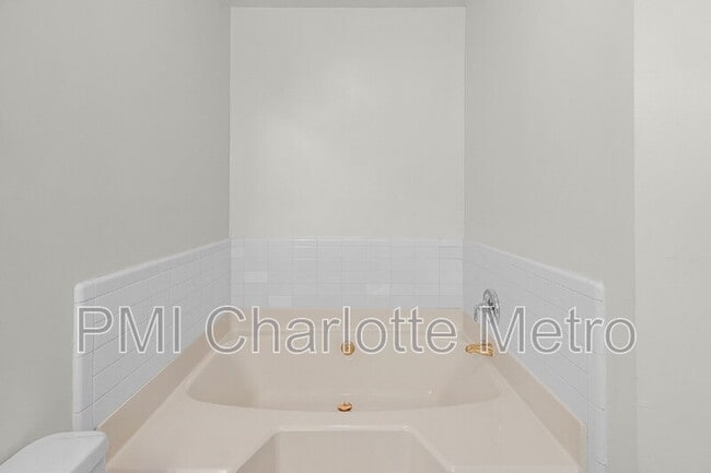 Building Photo - 10800 Whittersham Dr