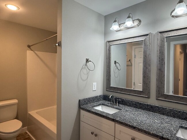 Building Photo - Spacious 3 Bedroom, 3.5bath in central Joh...