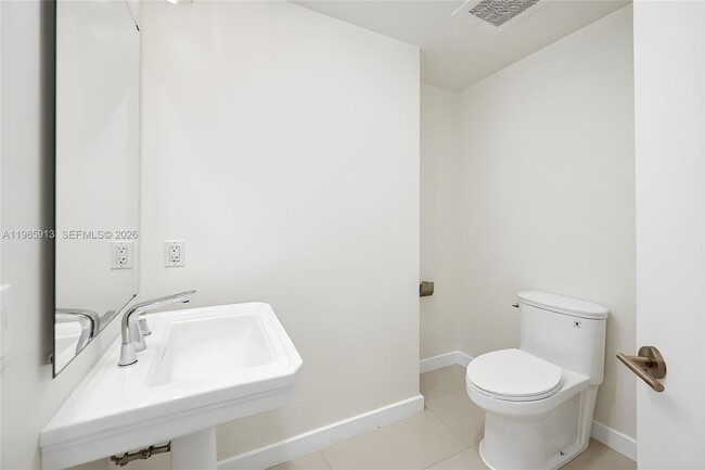 Building Photo - 1010 SW 2nd Ave