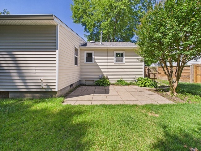Building Photo - 6514 Stuart Ave