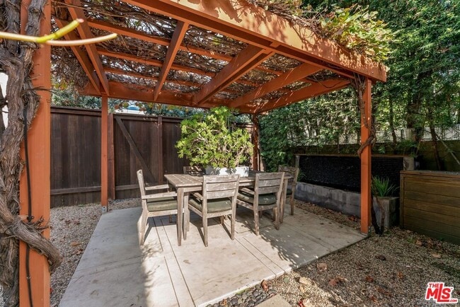 Building Photo - 8833 Ashcroft Ave