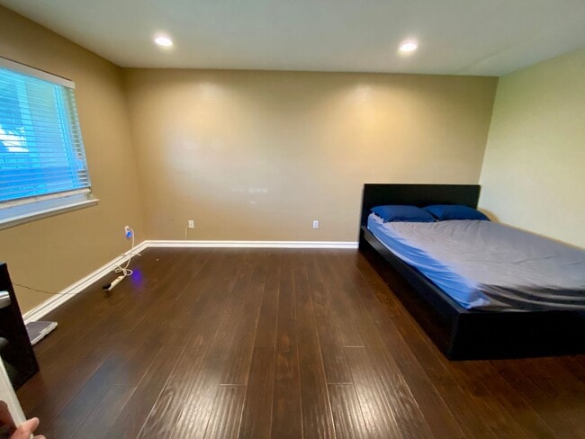 Building Photo - 2 Bed, 1 Bath Condo with a view of the hills!