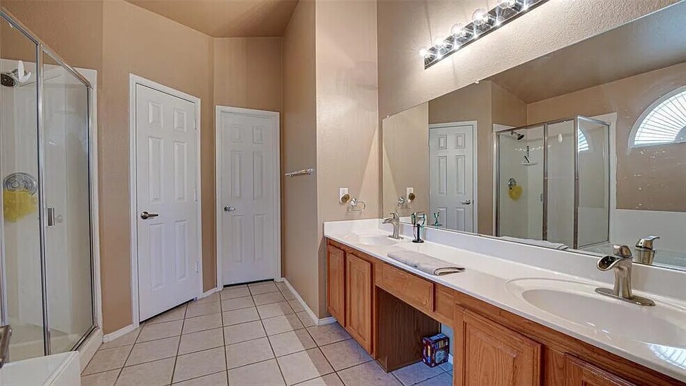Building Photo - Room in House on Winterberry Ln