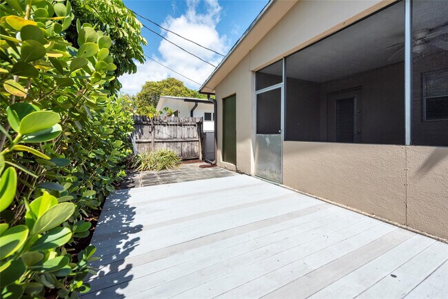 Building Photo - 930 Mandarin Is