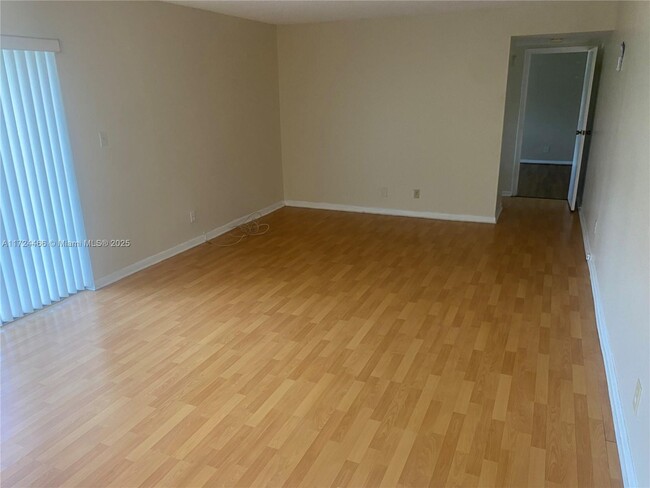 Building Photo - 335 W Laurel Dr