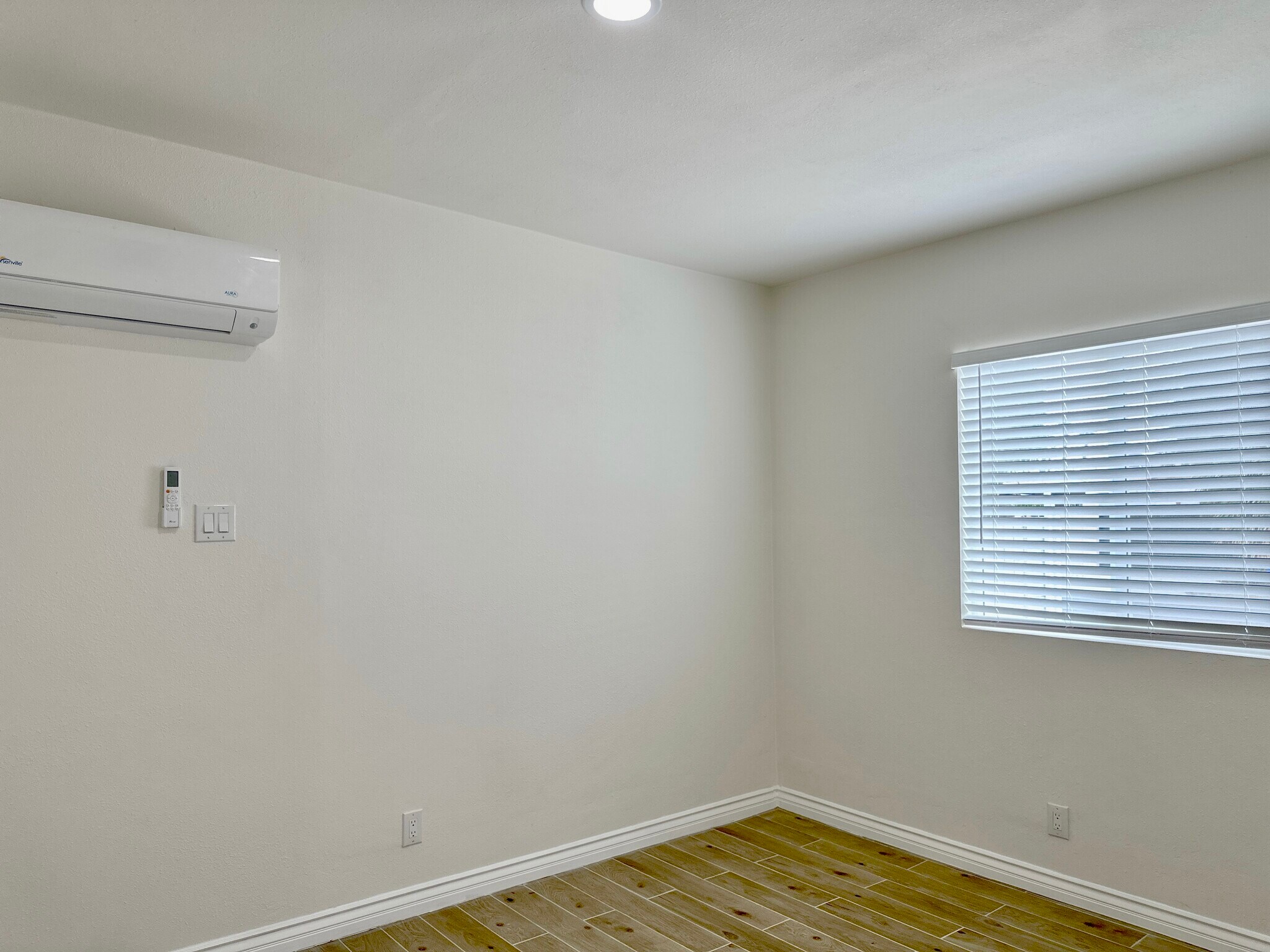 Room3 - 7445 Rhea Ave