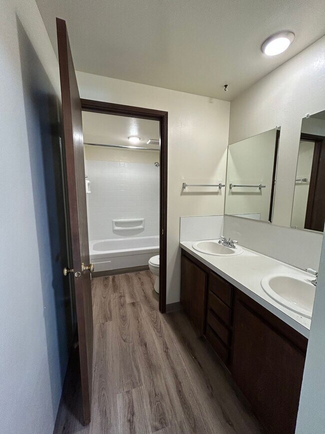 Building Photo - (946) 2780-B - Beautiful Updated 2-bedroom/1-bath