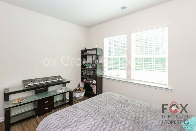 Building Photo - 200 Falls Cove Dr