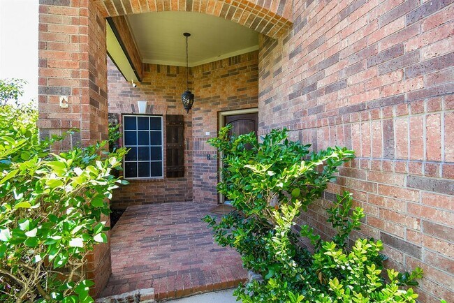 Building Photo - 16915 Locust Springs Dr