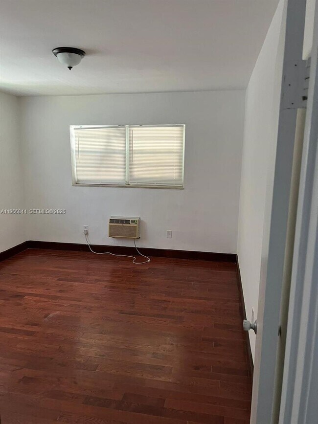 Building Photo - 1604 Bay Rd