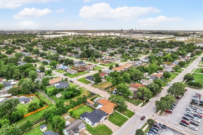 Building Photo - 404 Glenmore Dr