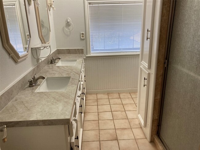 Building Photo - 554 Harbor Dr