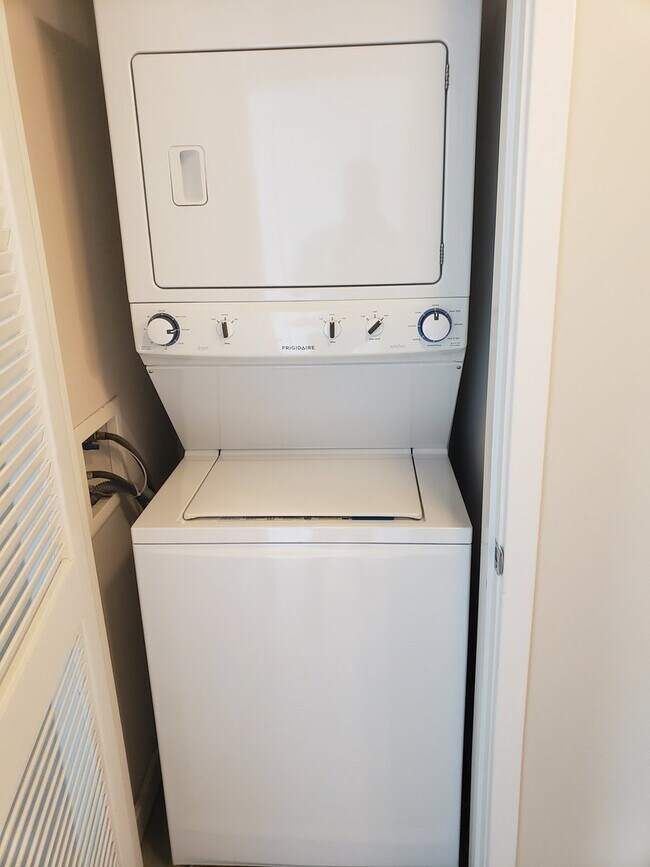 Building Photo - High-rise Luxury 1 Bedroom Buckhead Condo,...
