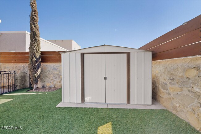 Building Photo - 320 S Manzanita Dr