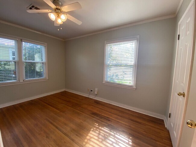 Building Photo - Close to Brookside & Riverparks!!